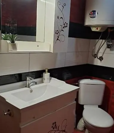 къща под наем-нощувки *