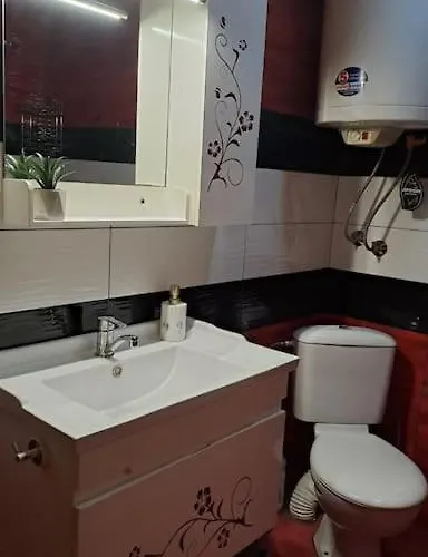 къща под наем-нощувки *